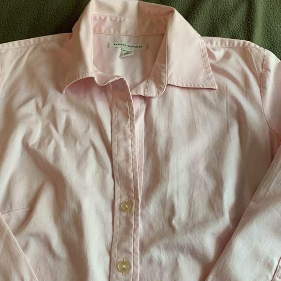 Banana Republic light pink button up shirt. 3/4 length sleeves. Size medium - Picture 3 of 10